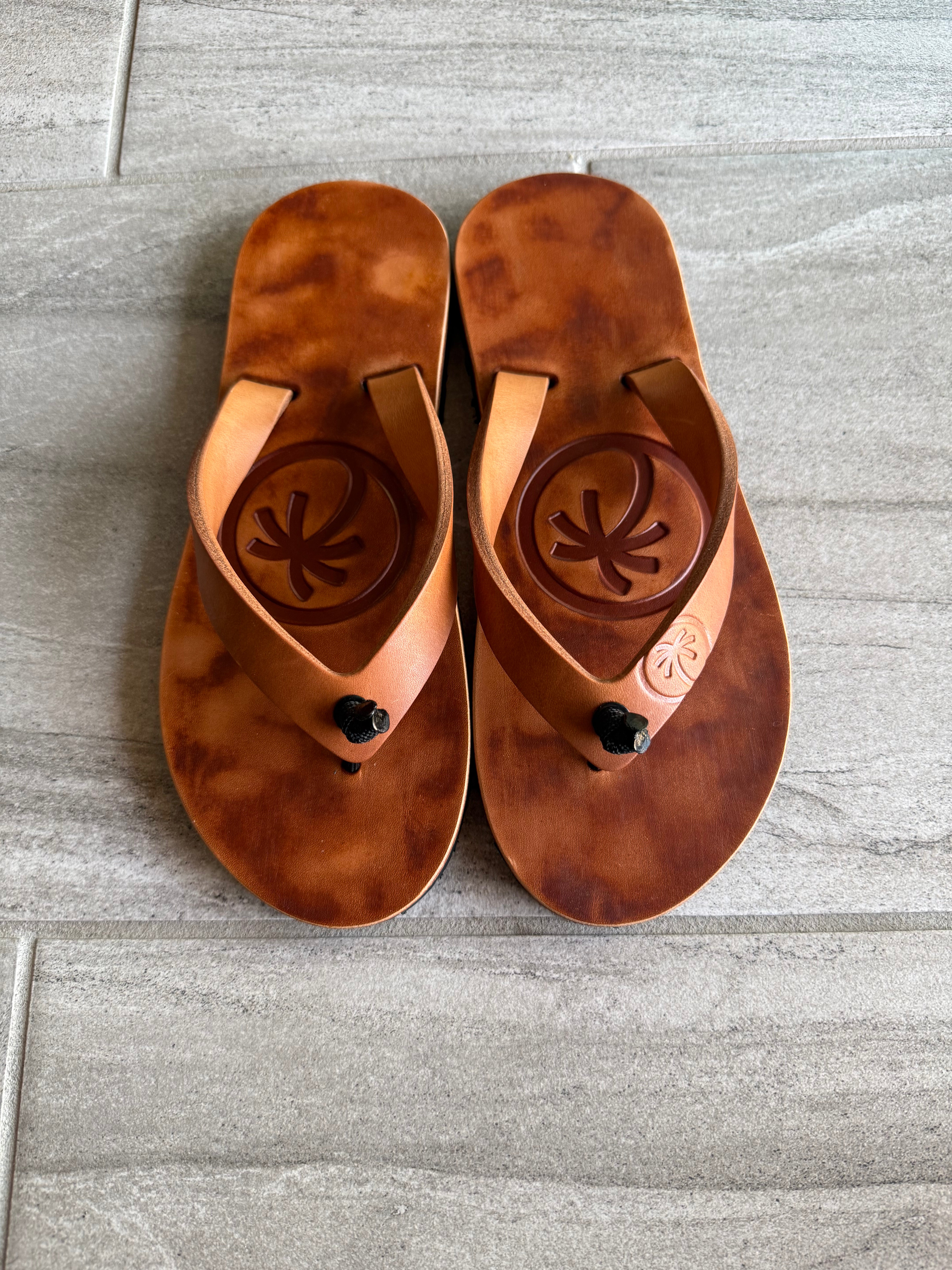 Toehold Classic flip-flops with black straps and cushioned soles, suitable for casual summer wear.