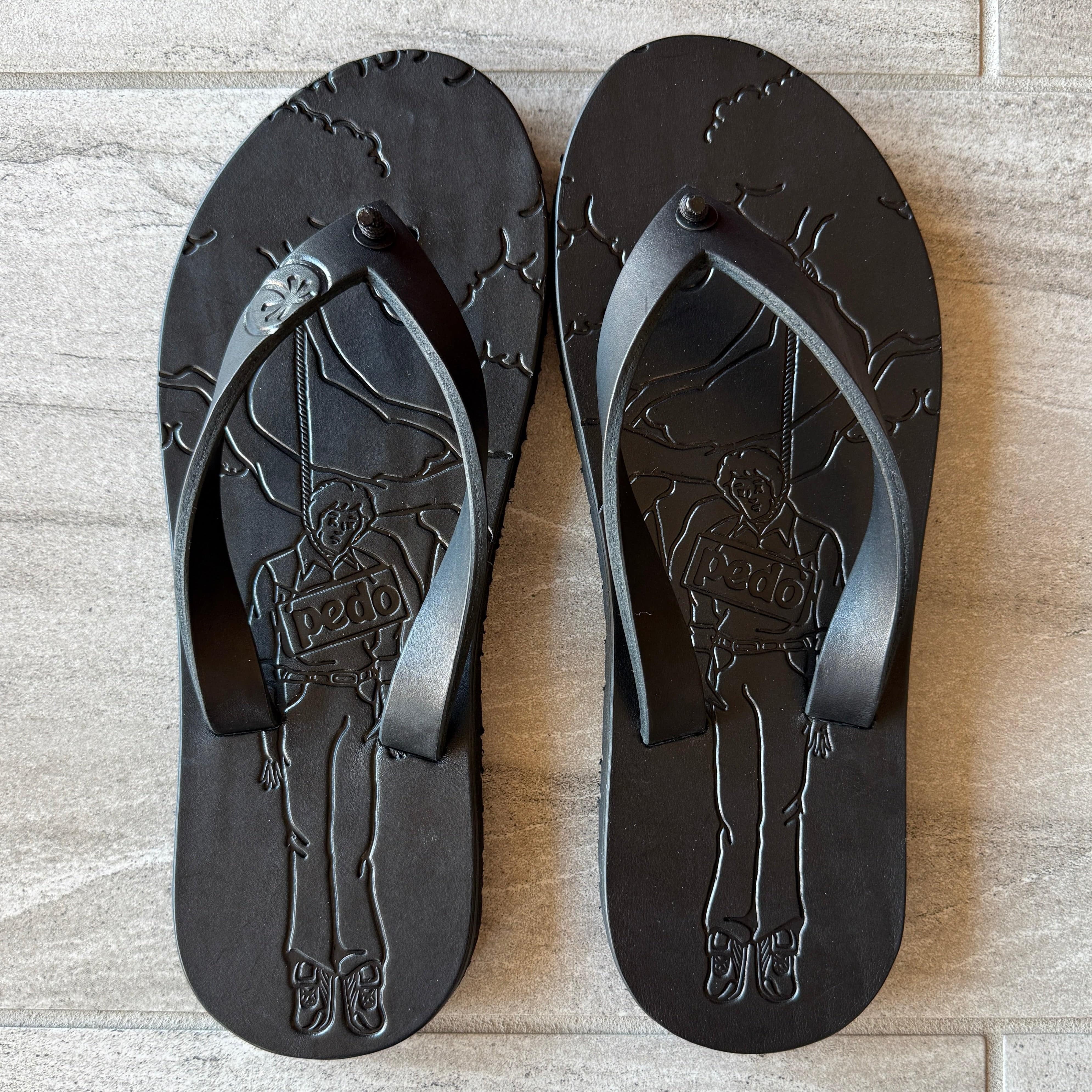 Toehold Pedo Hunter black flip-flops with cushioned straps and textured soles, designed for casual wear and comfort.