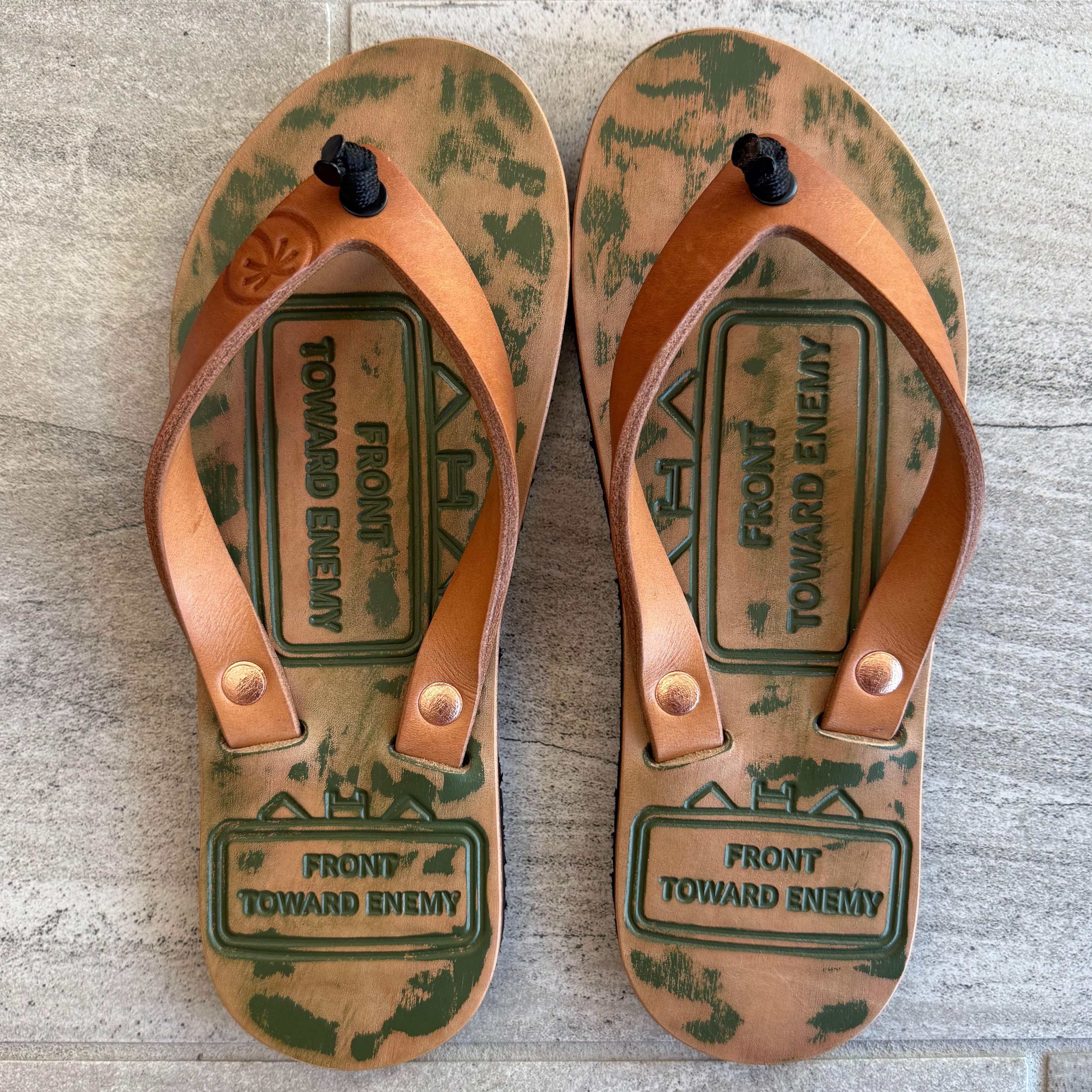 Men's Toehold Claymore Gen 27 RTS flip-flops featuring black straps and textured footbed for casual comfort.