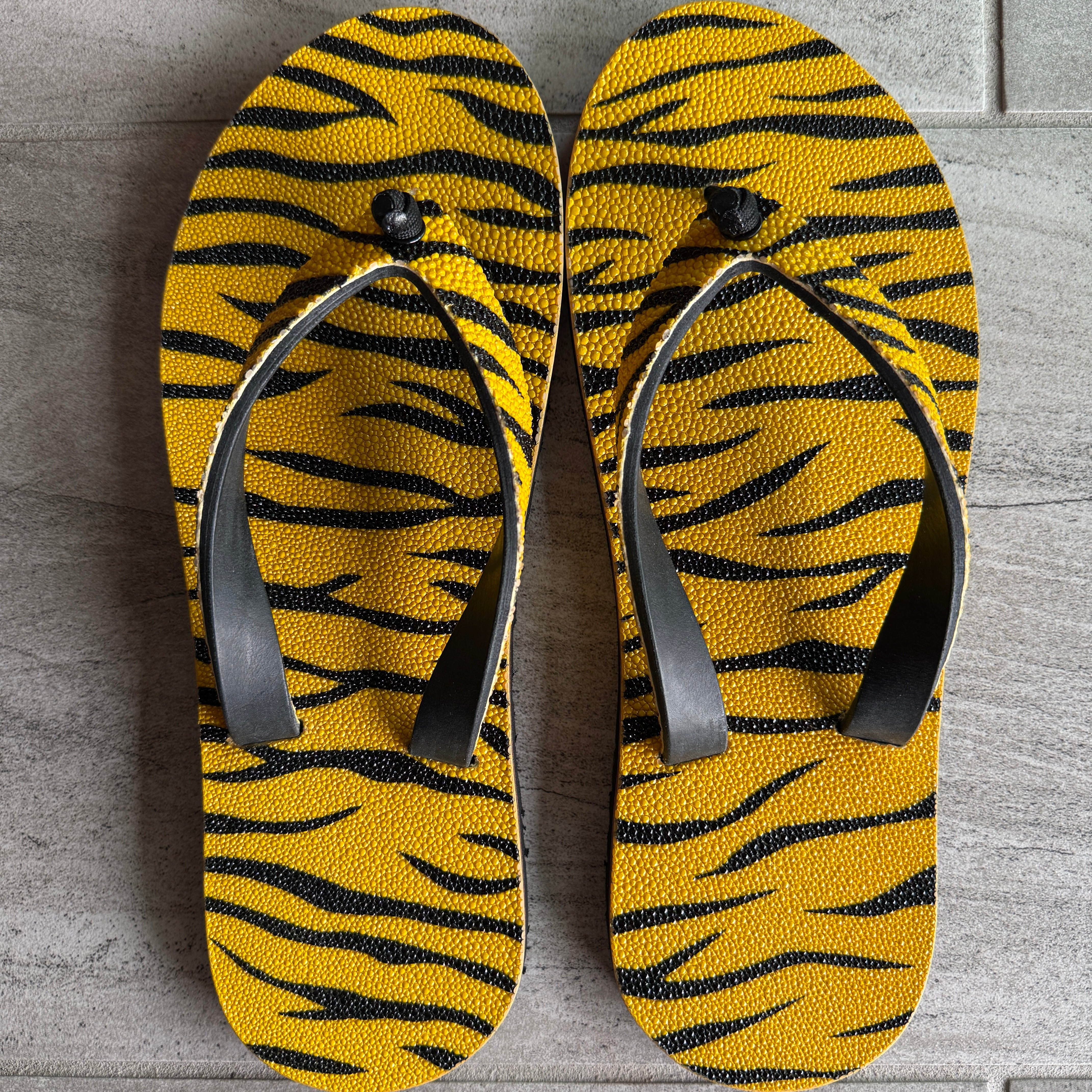 Toehold Electric Stingray matching straps for women, stylish rubber straps with vibrant electric stingray design.